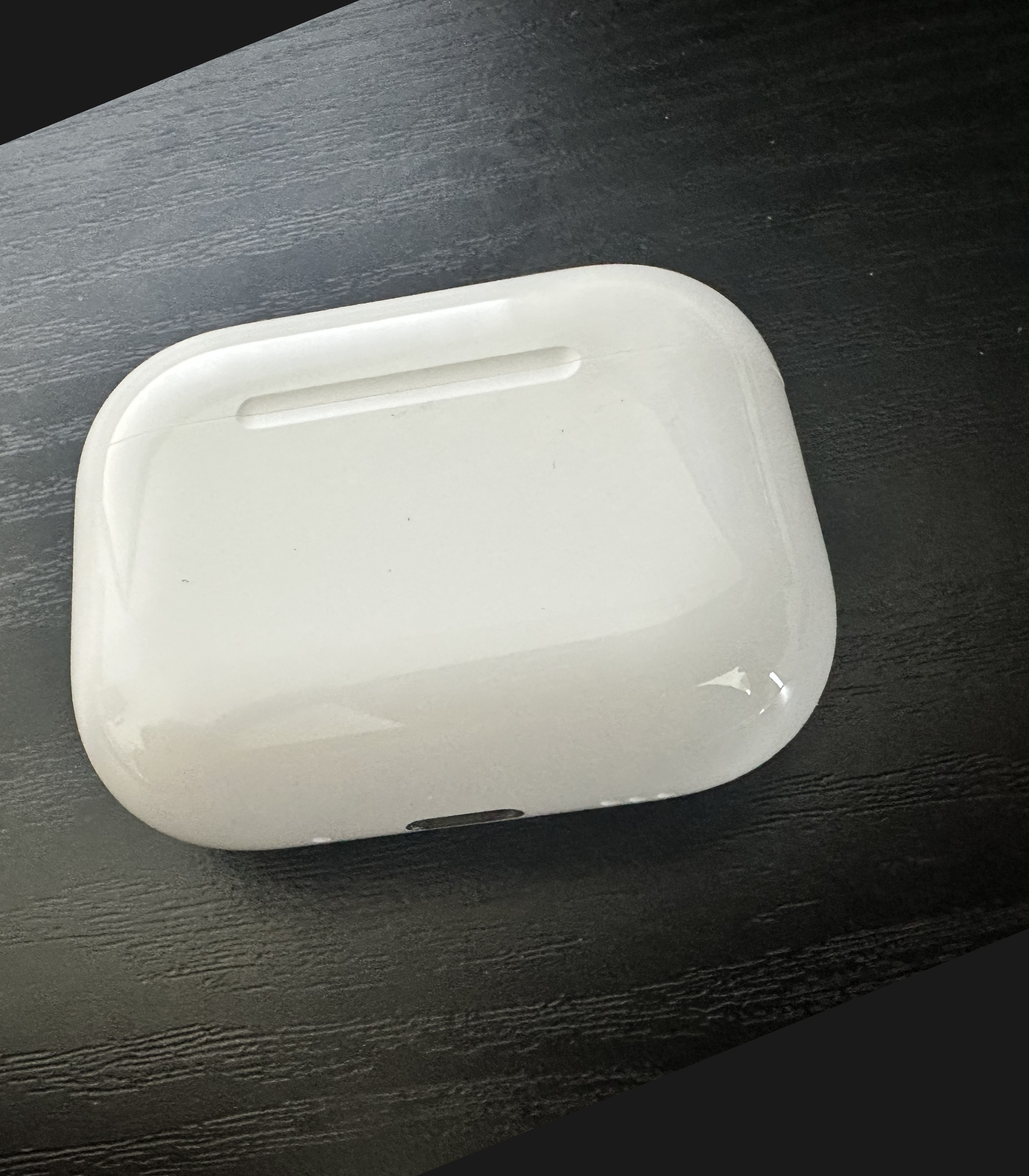閉じた状態のAirPods Pro 3の充電ケース