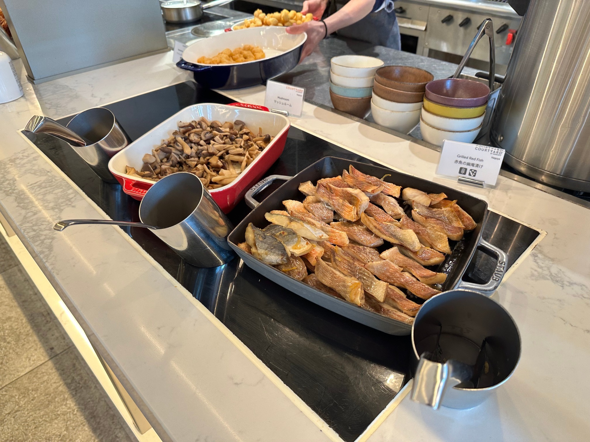 朝食ビュッフェの魚料理