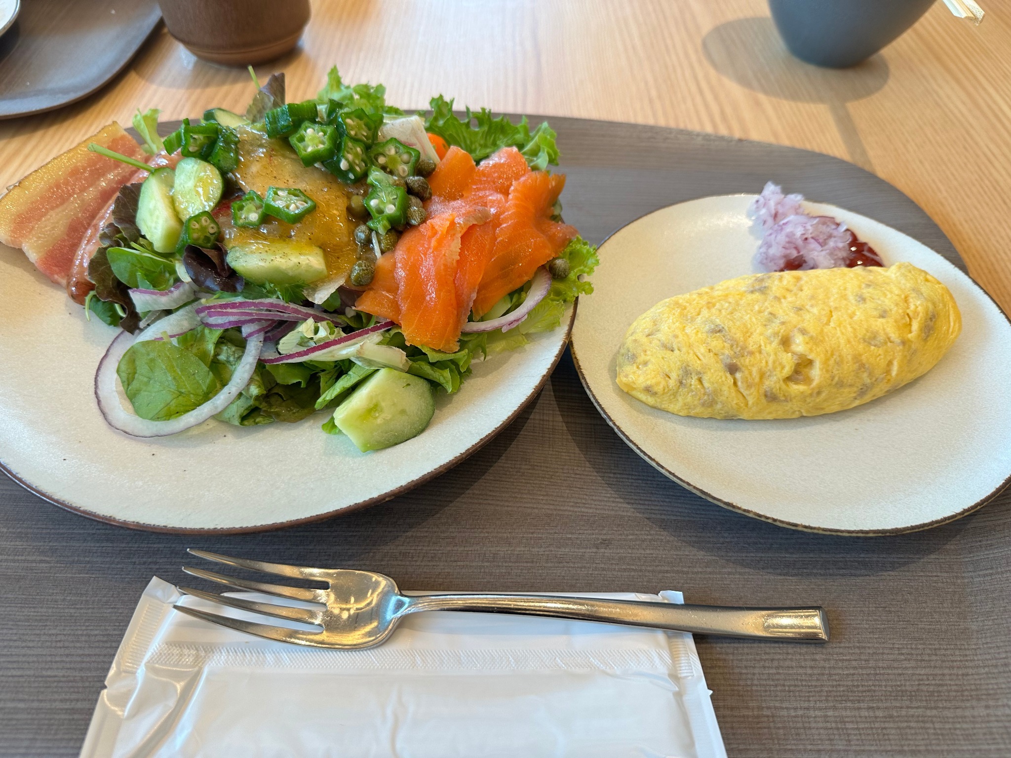 サラダとスモークサーモン、オムレツ