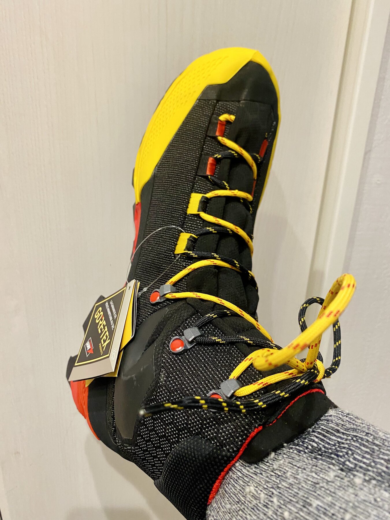 足に履いた状態のスポルティバ エクイリビウム ST GTX。GORE-TEXの下げ札がまだ付いている
