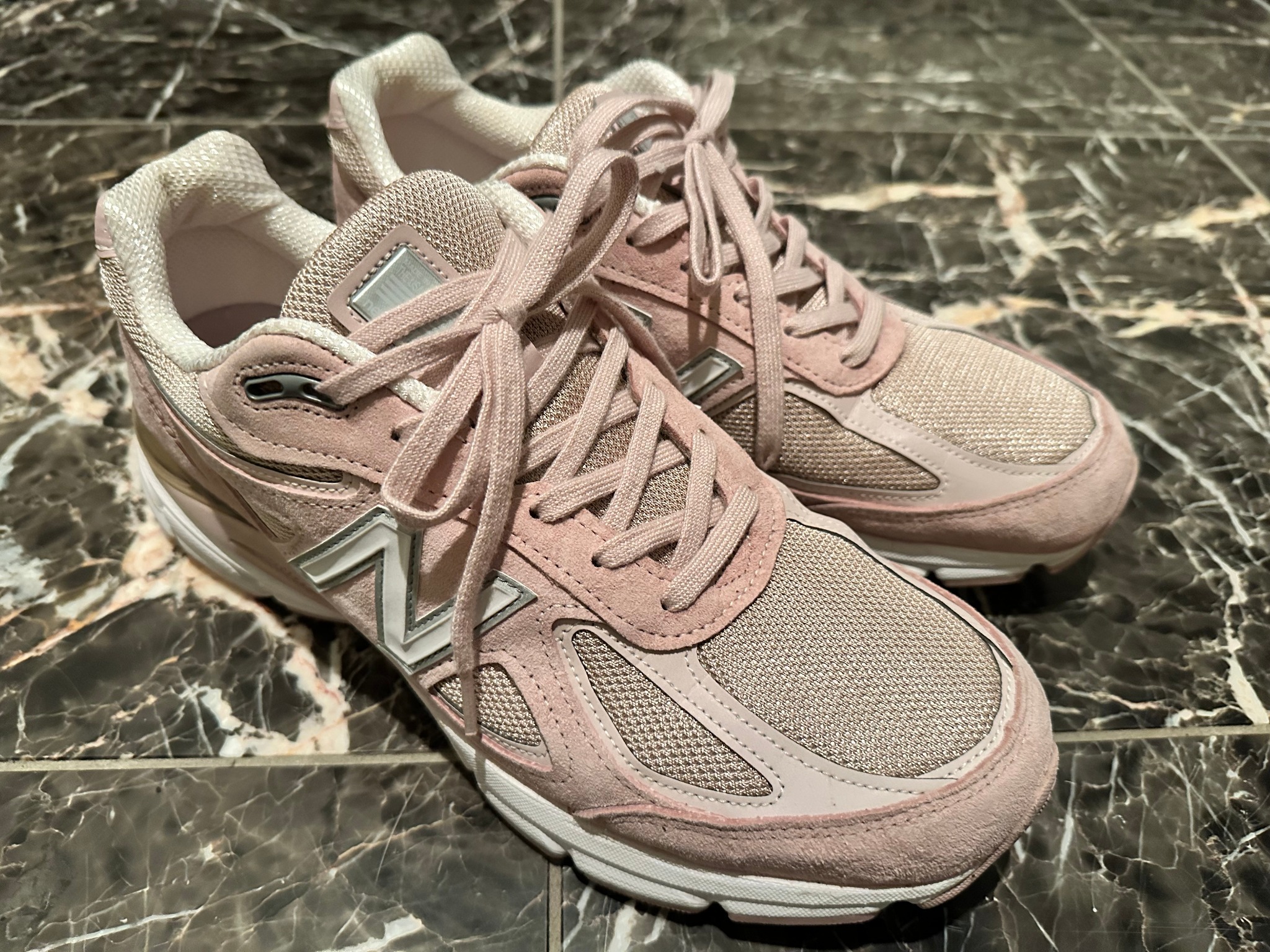 淡いピンクのNew Balance 990v4
