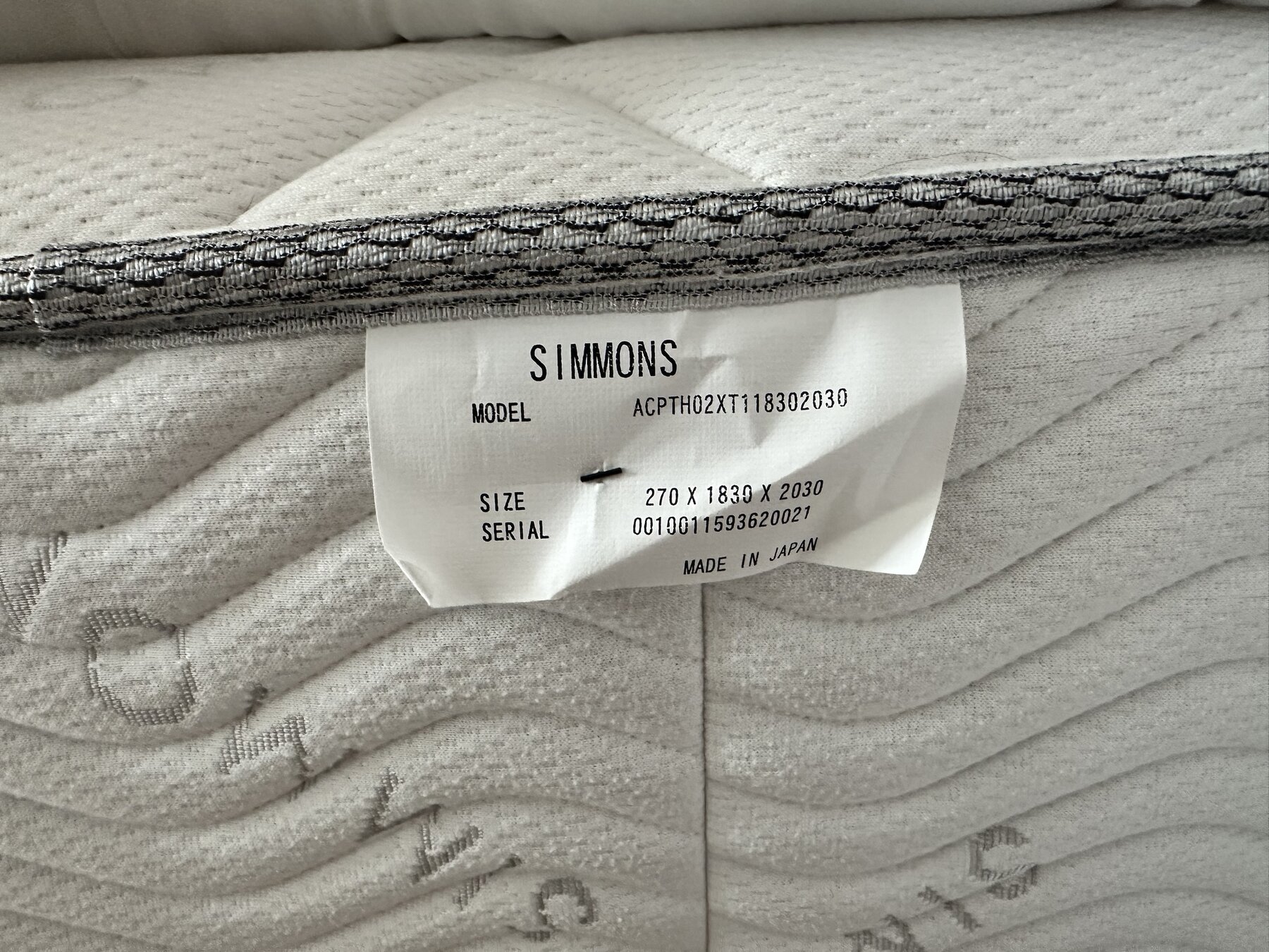 ベッド脇に付いていたSIMMONSのタグ。MODEL・SIZE・MADE IN JAPANの表示がある