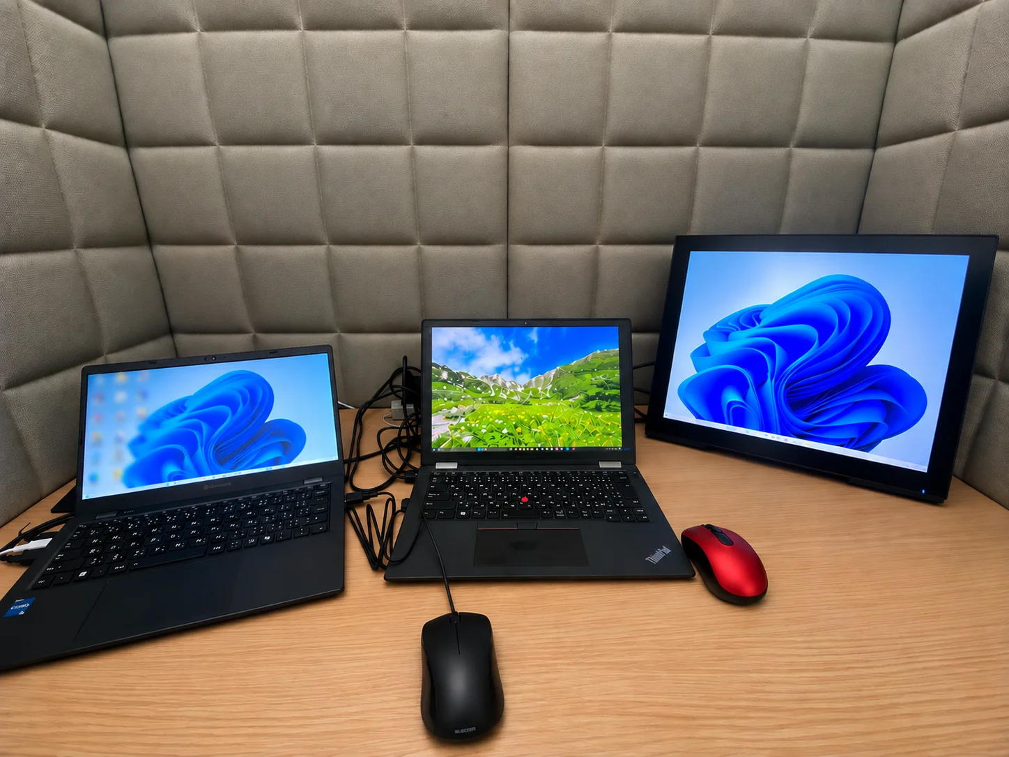 中古PCを含む3台のパソコンを並べた作業環境